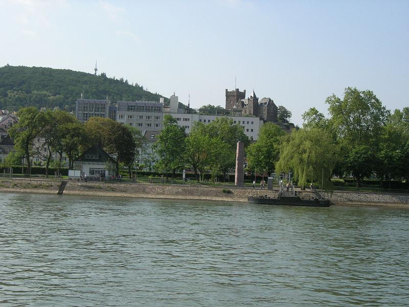2009-05-Ausflug-Bacharach 013.jpg - Kurs auf Bingen mit der Burg Klopp
